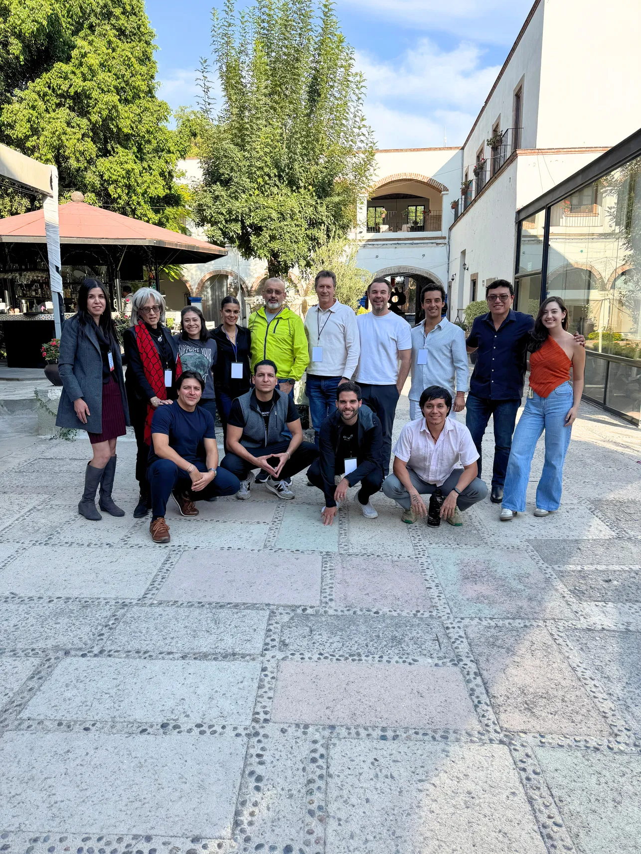 Generación 1 de Impacto al Plato reunida en el patio de la sede del Instituto