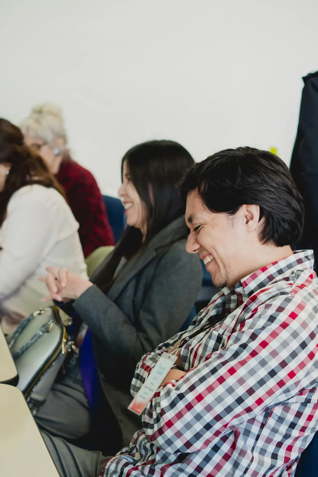 Emprendedores riendo durante una mentoría