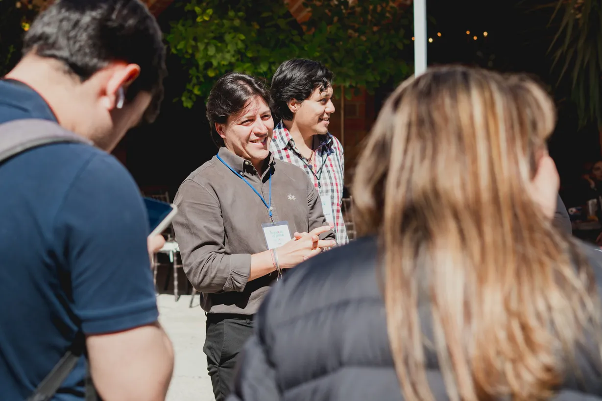 Emprendedores conversando durante una actividad al aire libre