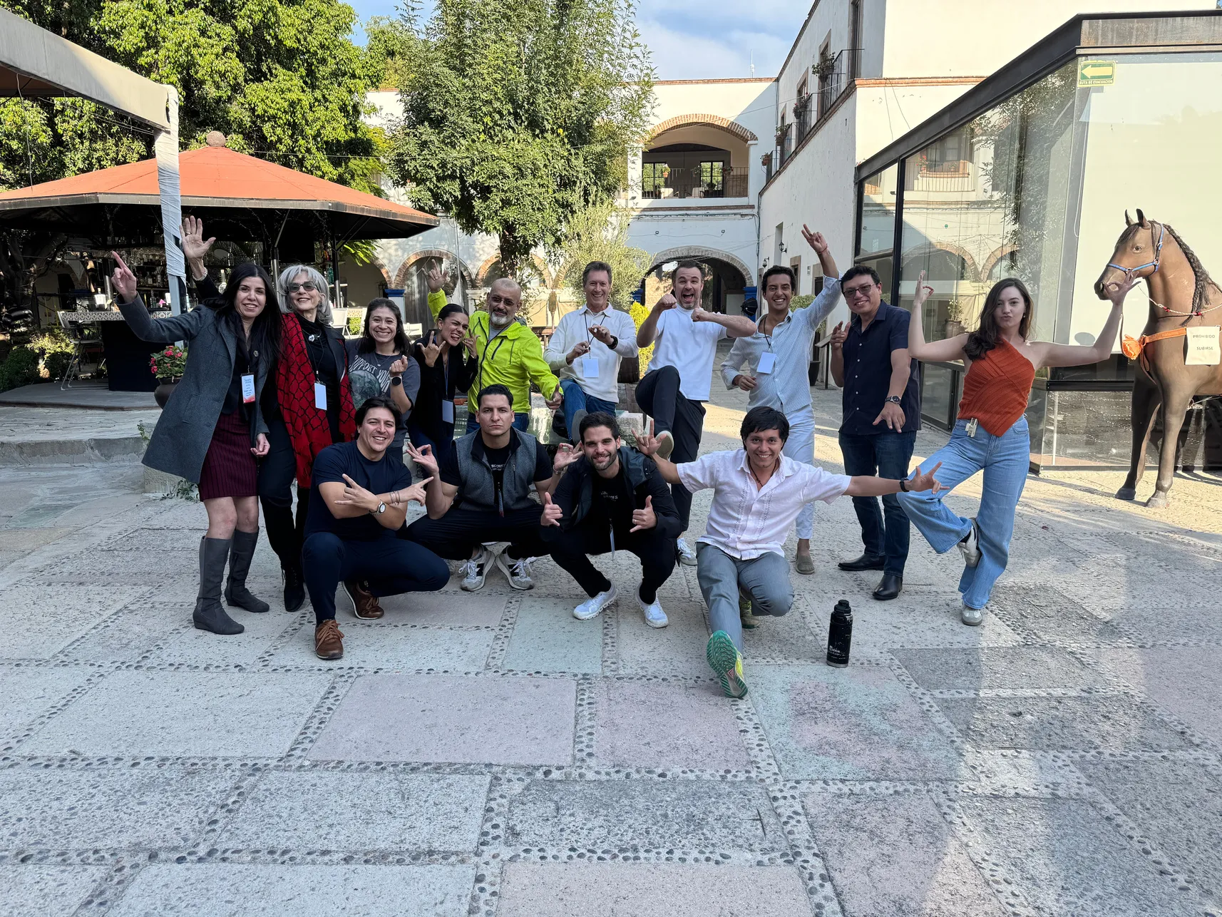 Generación 1 celebrando en el patio de la sede
