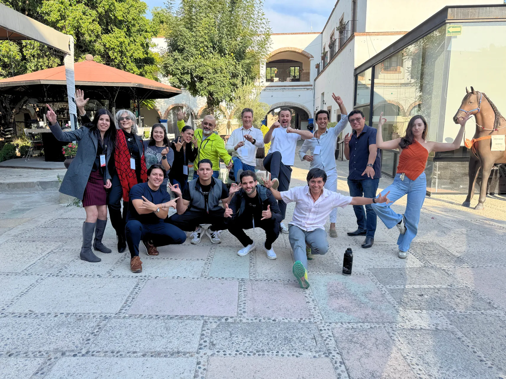 Emprendedores de la Generación 1 de Impacto al Plato celebrando en el patio de la sede